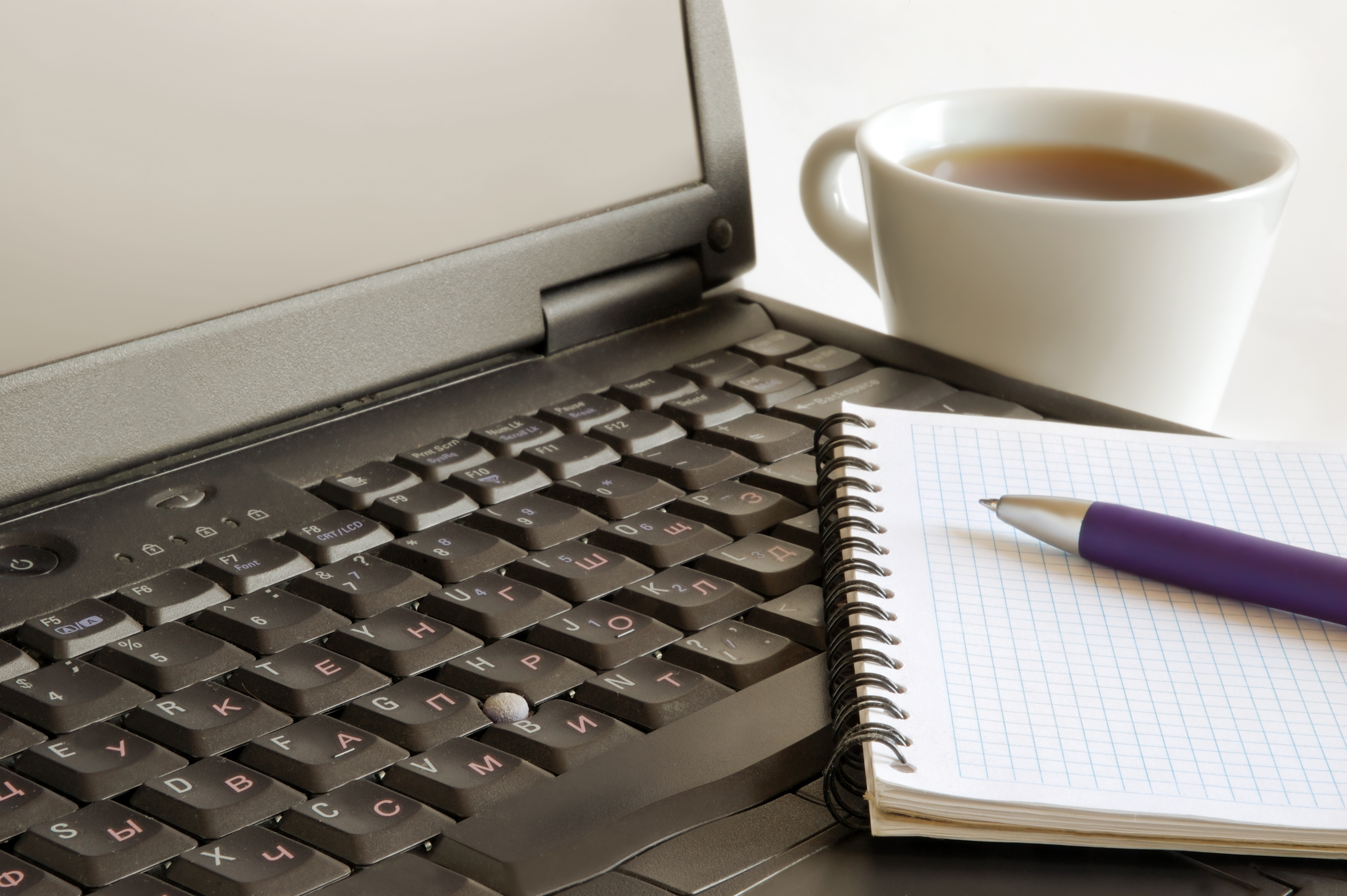 Foto: Colourbox. Dator, skrivblock, penna och kaffekopp.