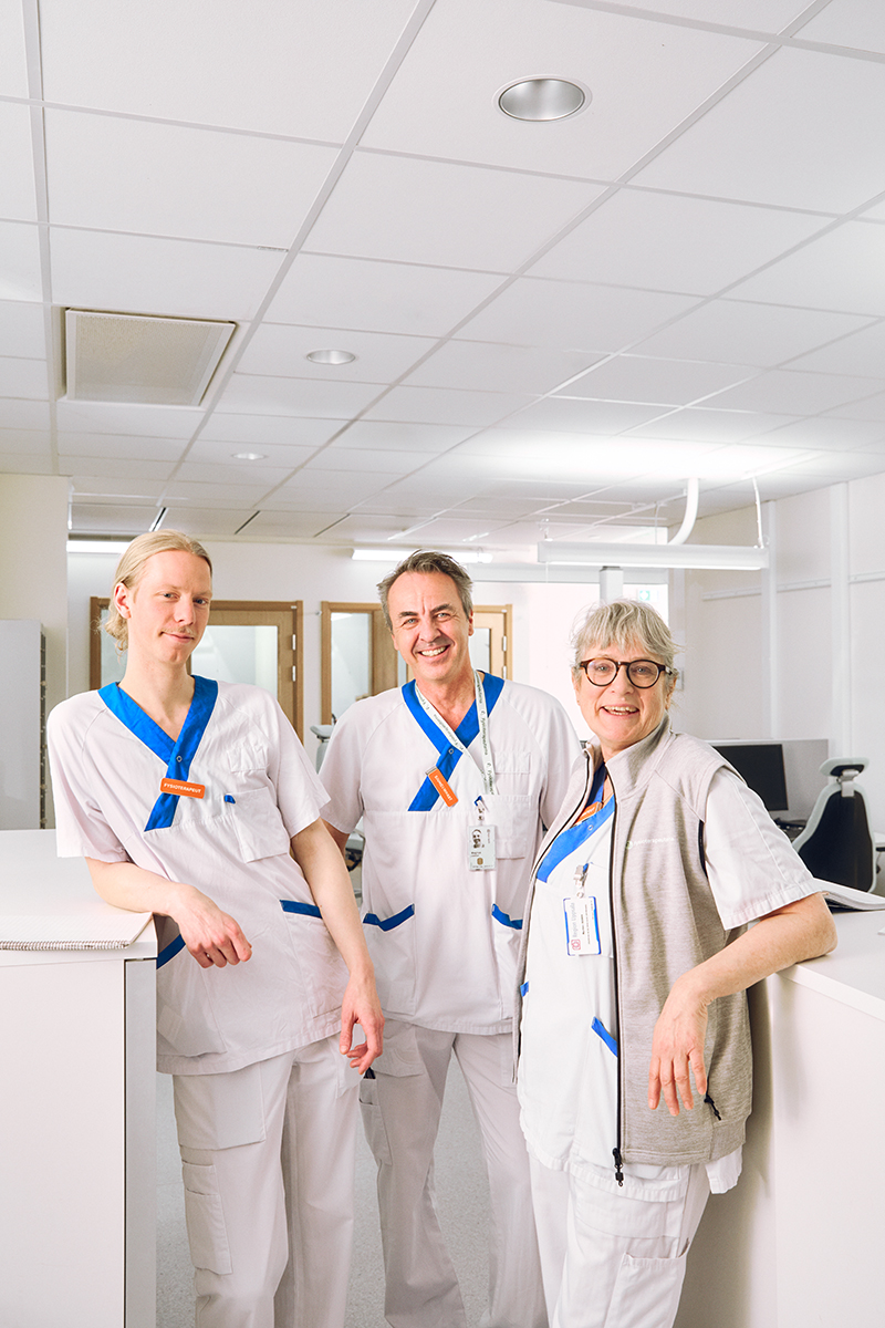 Tre fysioterapeuter i vårdmiljö.