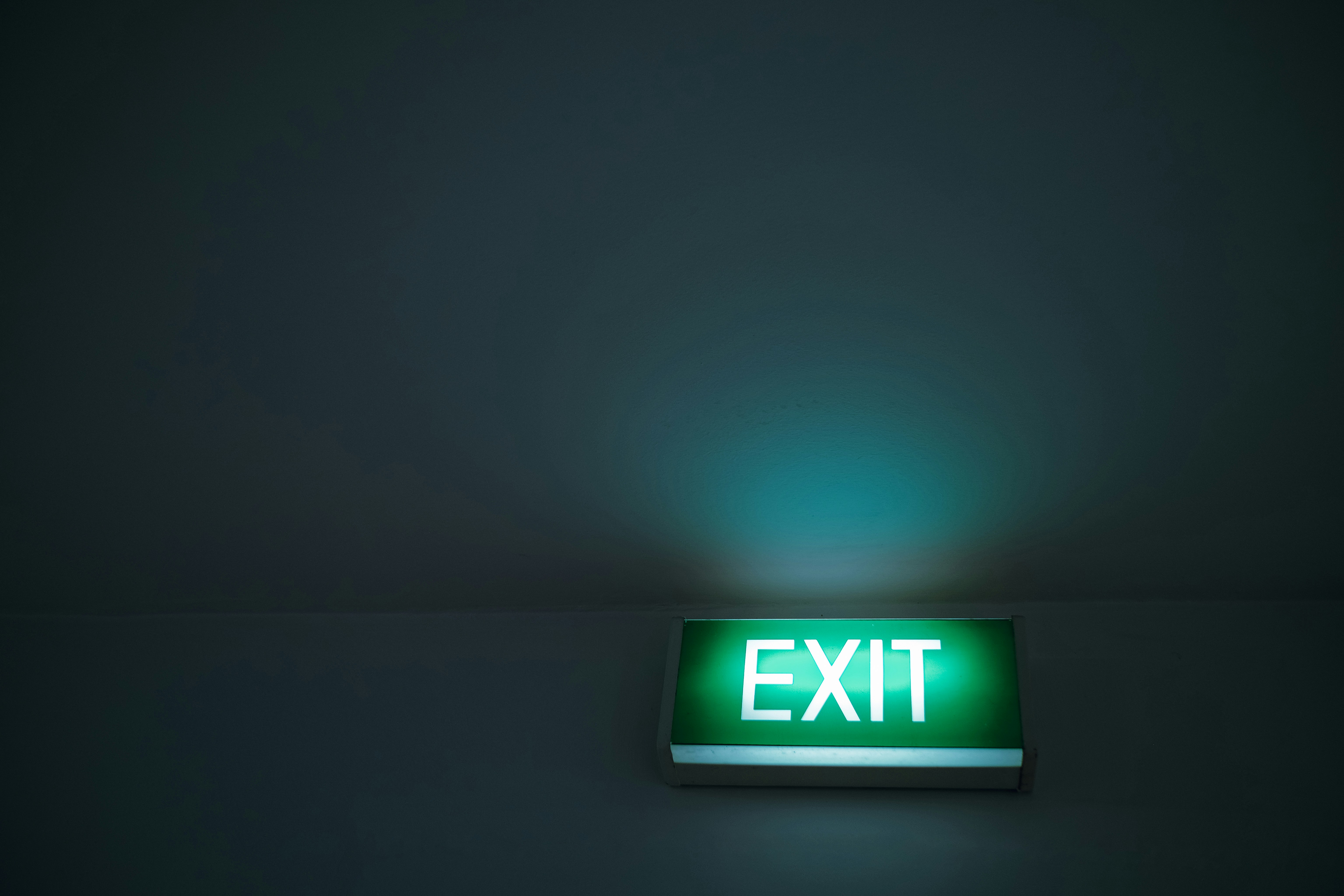 Foto: Bady Abbas/Unsplash. Upplyst exit-skylt.